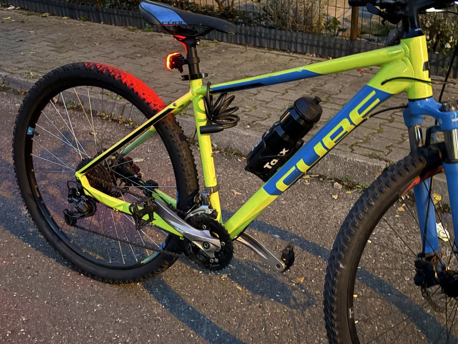 Bicicletă hard-tail CUBE Aim SL 27.5″ – stare bună, accesorii incluse