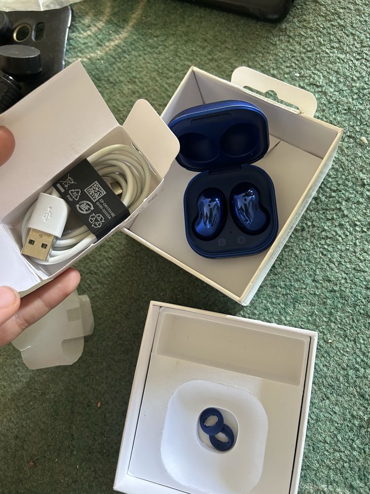 Samsung безжични слушалки buds