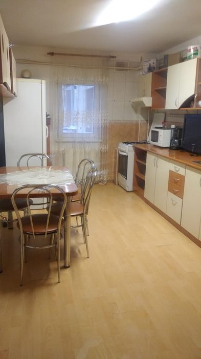 Vând apartament cu 4 camere, str. Macilor nr.11