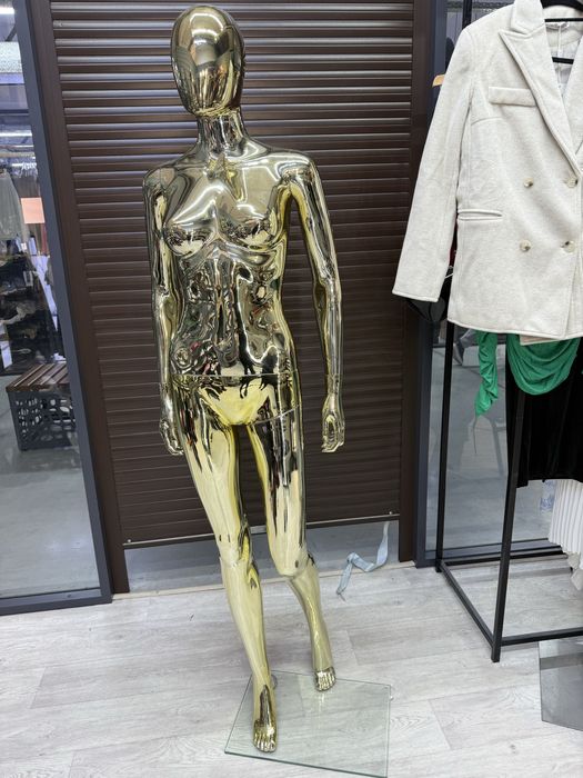 Манекены золотое 55.000, серебристое 45.000, черное 15.000