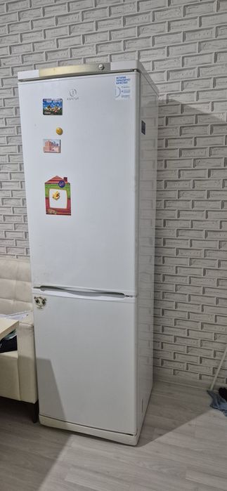 Холодильник Индезит, двухкамерный, в отличном состоянии.