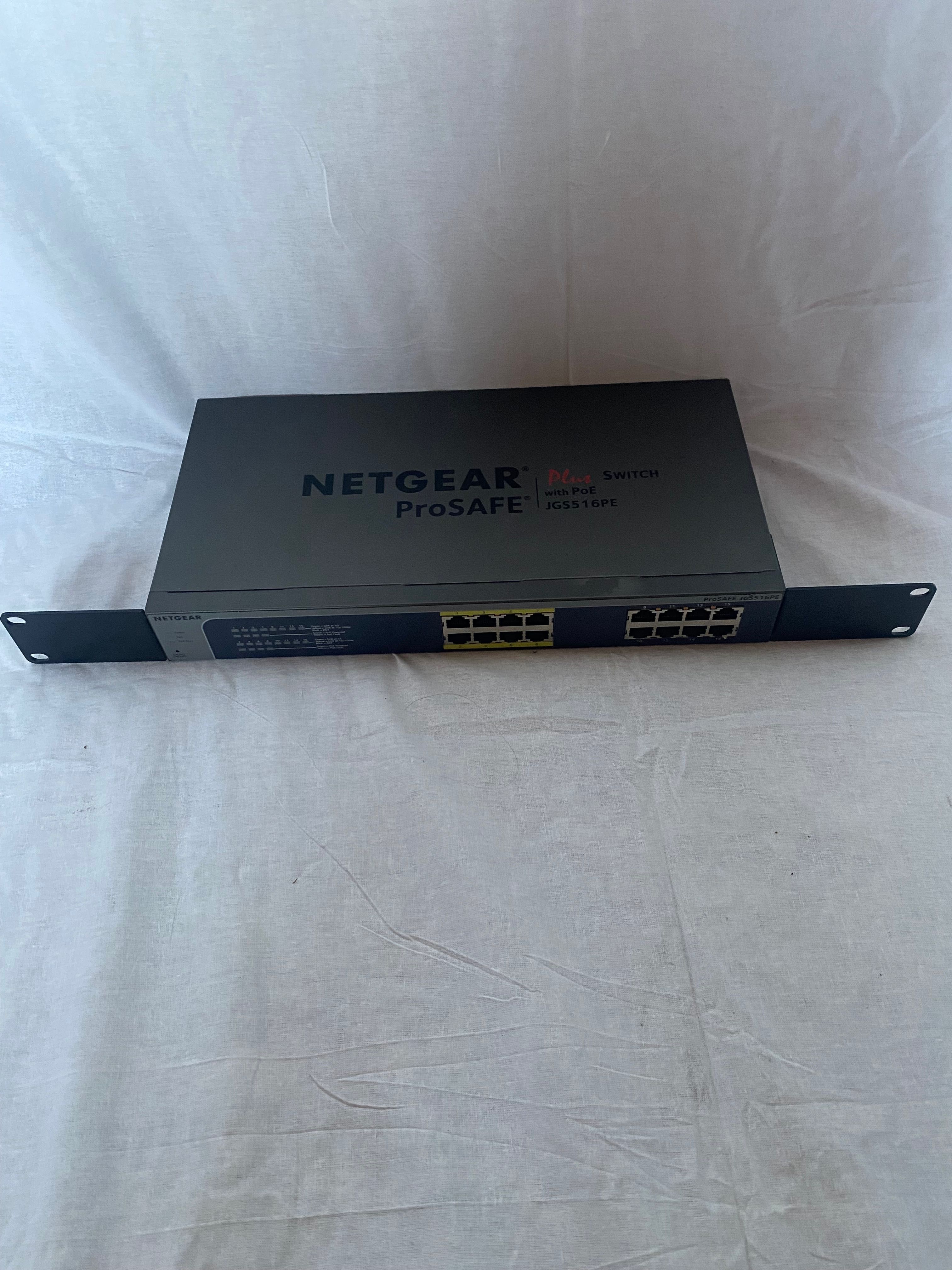Mрежов комутатор NETGEAR ProSafe Plus Switch, модел JGS516PE.