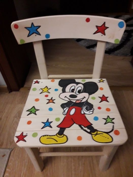 Ръчно рисувани дървени детски столчета.Подходящ подарък за всяко дете.