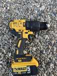 Filetanta DEWALT 2021 cu percutie si acumulator DCD778