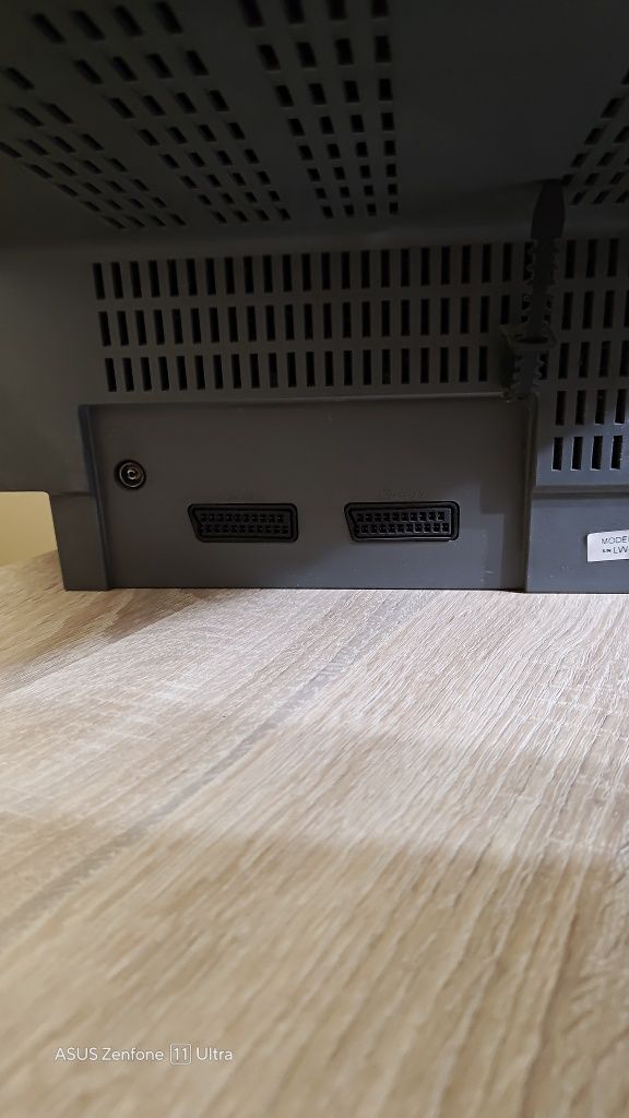 Televizor Panasonic cu tub, telecomanda inclusa