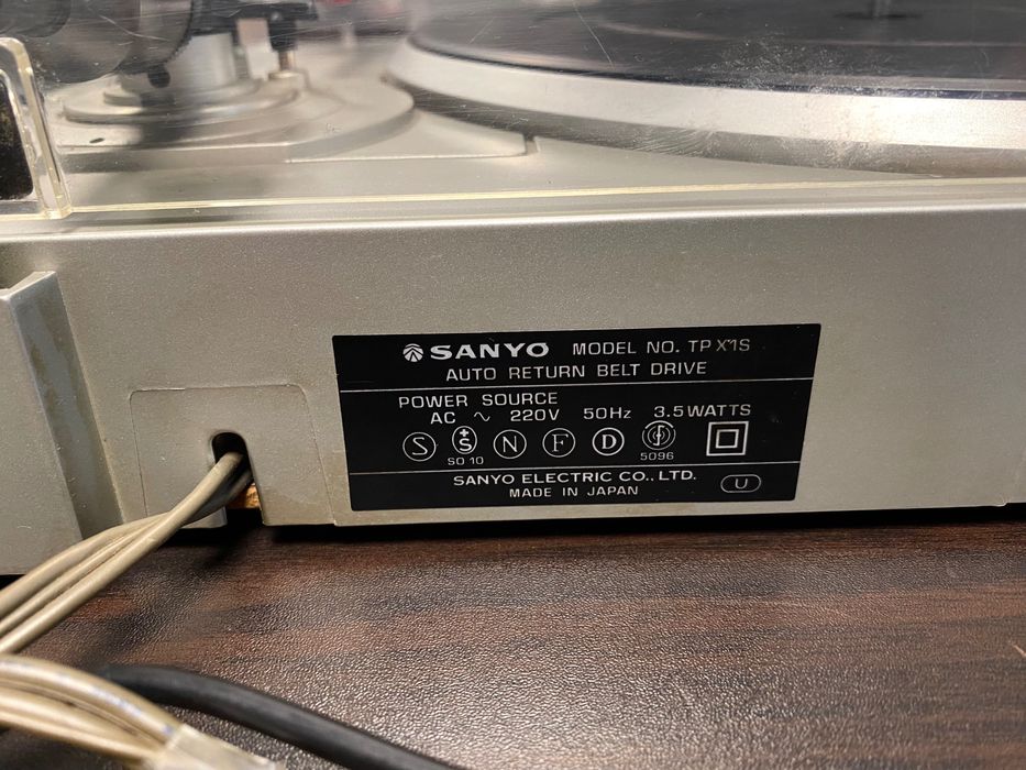Отличен грамофон Sanyo