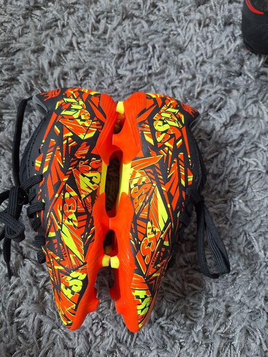Футболни обувки adidas, Nike