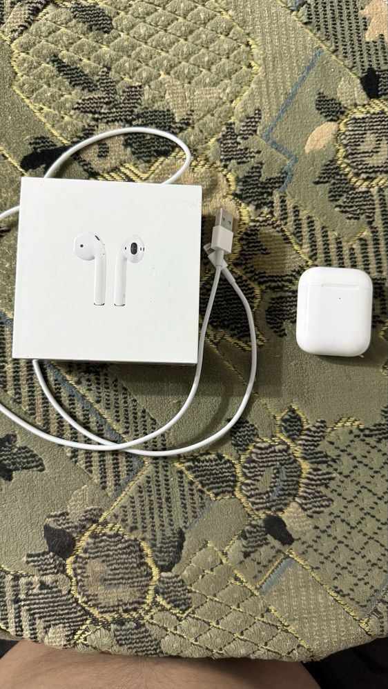 AirPods with Wireless Charging Case