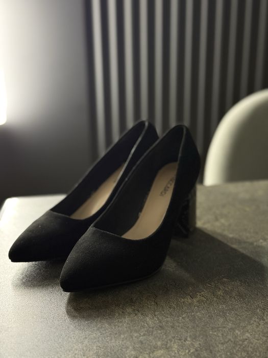 Продаю замшивые туфли с необычным каблуком