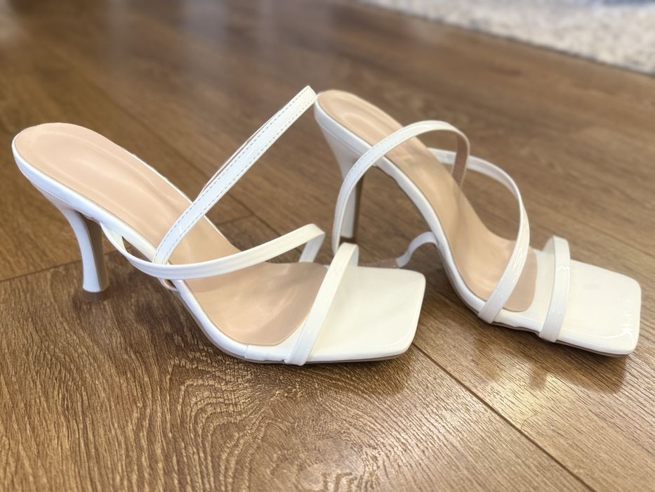 Бели обувки на ток