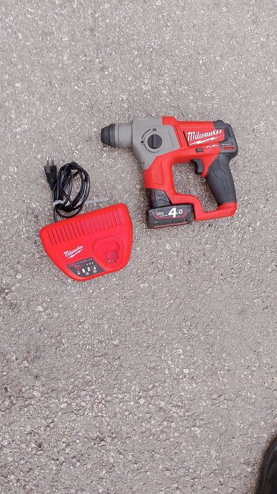Акумулаторен безчетков перфоратор Milwaukee m12