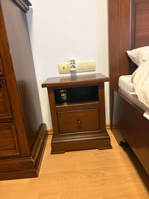 Set dormitor lemn masiv-nuc include pat, noptiere, dulap, comoda