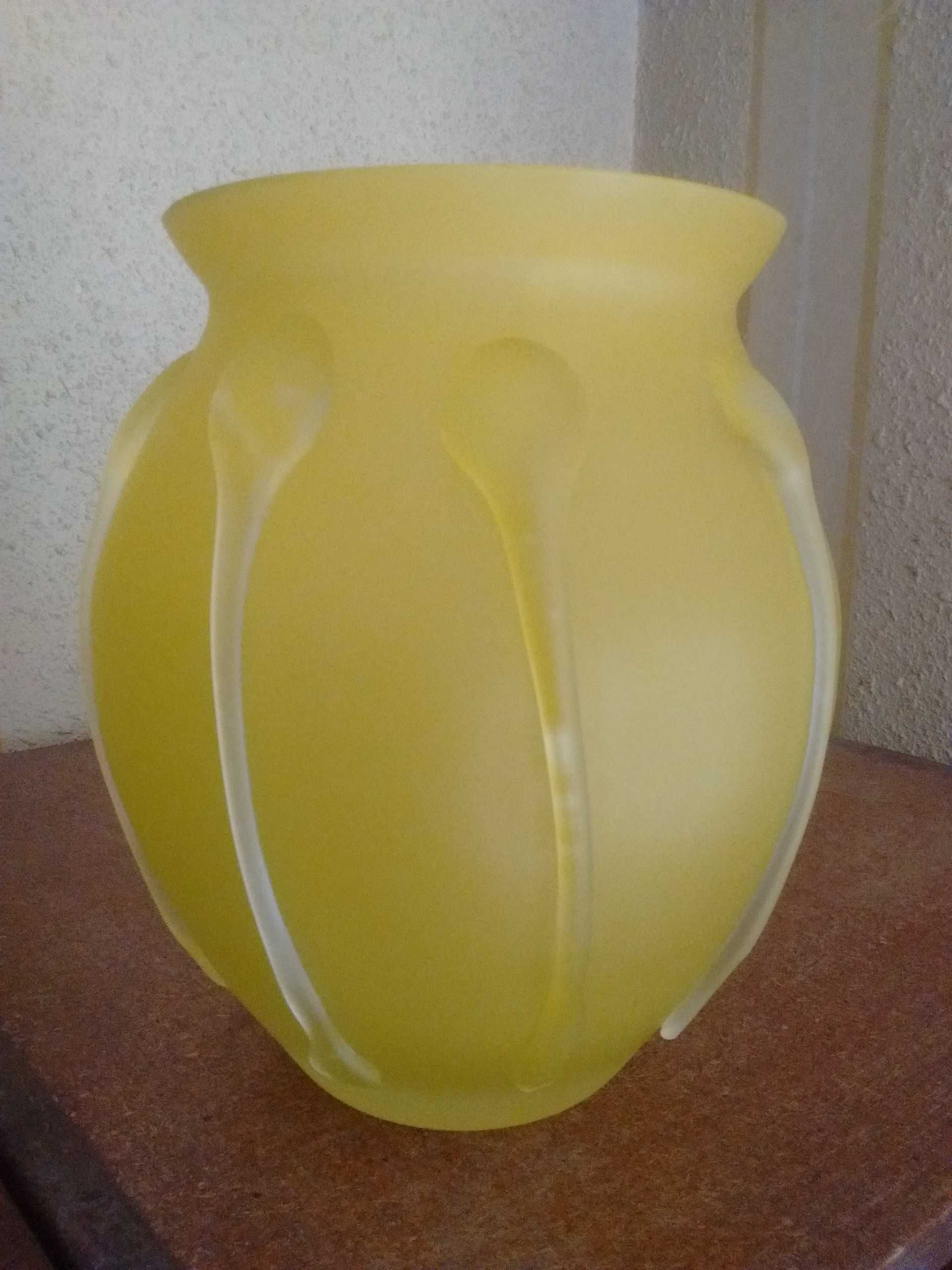 Vaza din sticla suflata manual