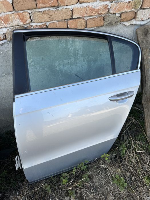 Задна лява врата Седан VW Passat b7 volkswagen пасат б7