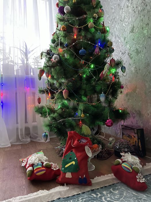 Елка искусственная с игрушками и мишурой
