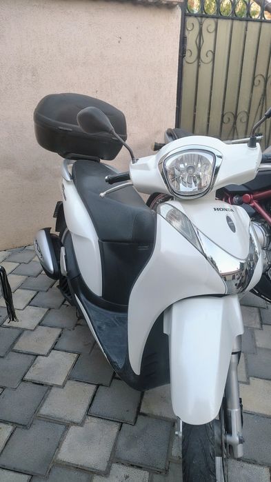Vând scuter honda