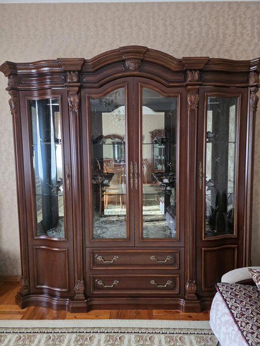 Продаётся мебель в зал, дорогая Дубайская. Трюмо и угловой шкаф.