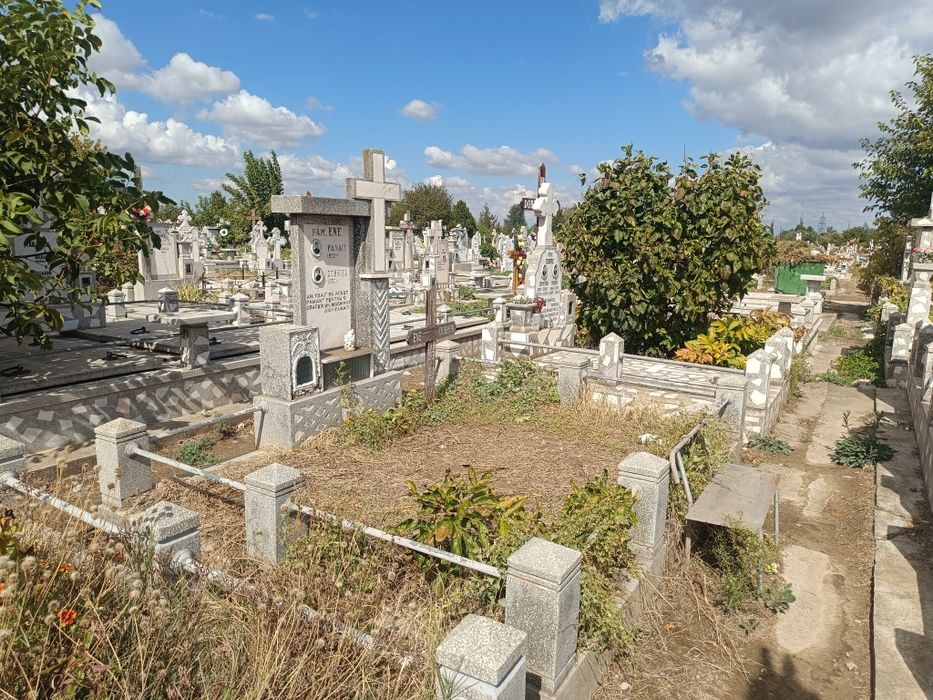 Vând locuri veci cimitir Coca-Cola
