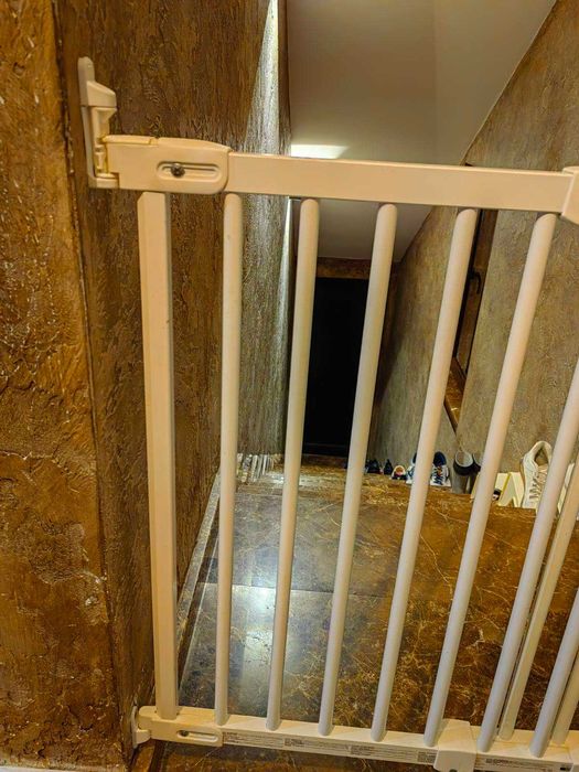 Преградна врата за стълби, детска защита