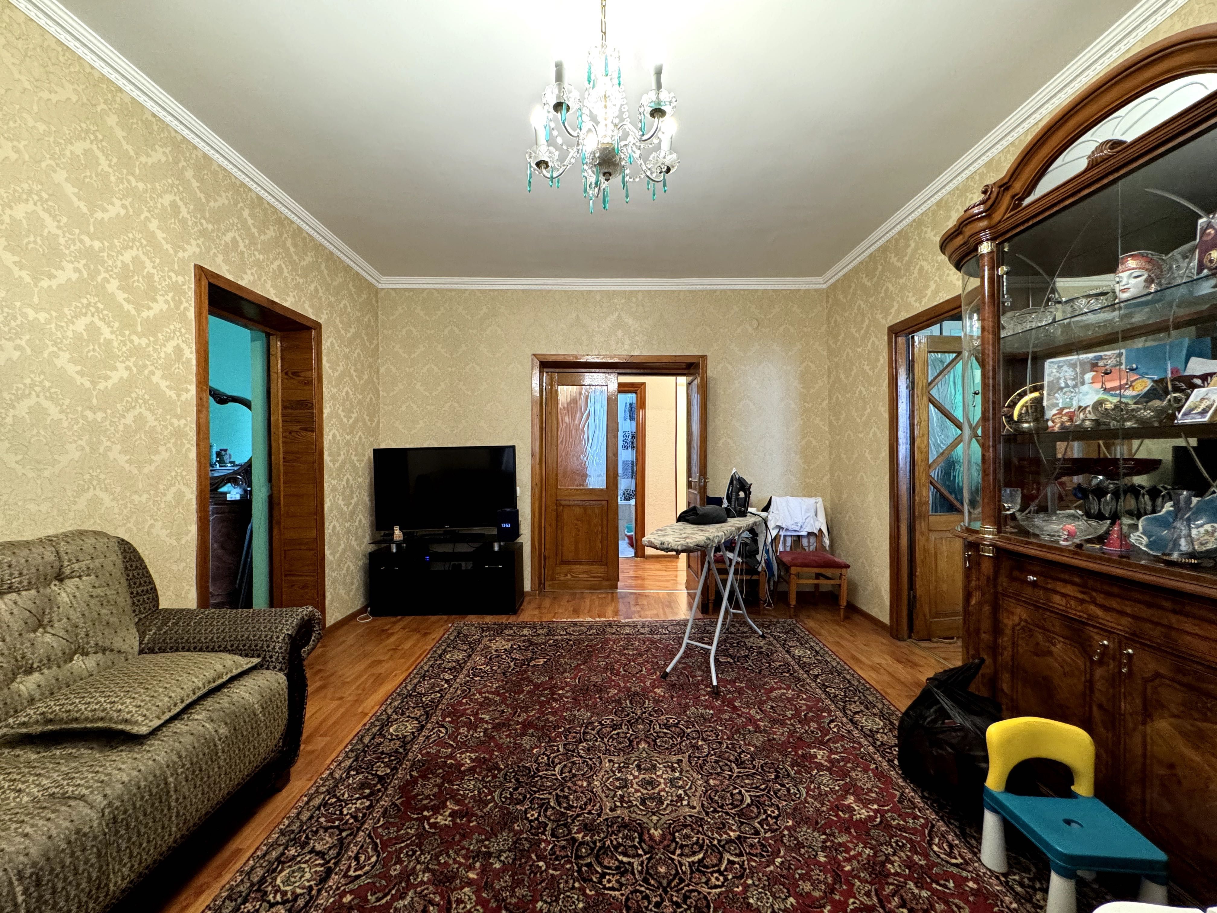 Продаётся 4-х комн квартира 85 м2, кирпич, 1 этаж, Мирабадское РОВД