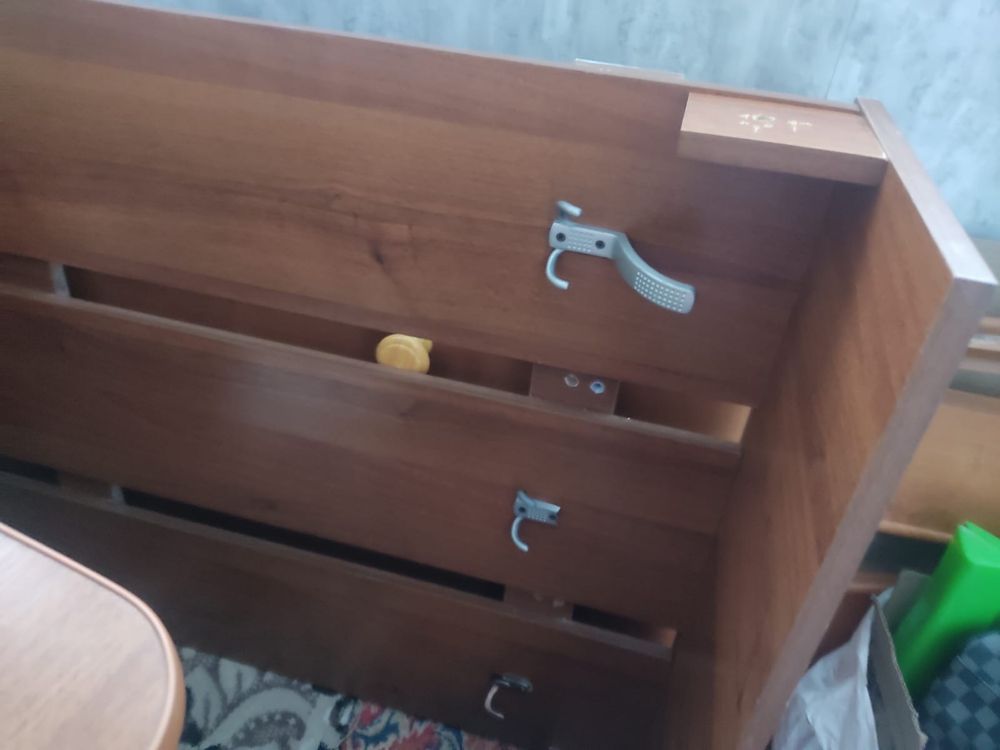Продам прихожую , вешалка , шкаф , тумба