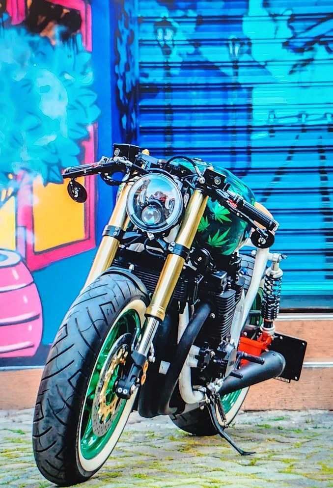 Yamaha XJR cafe racer