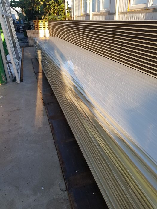 Vand Panouri Sandwich Perete si Acoperis