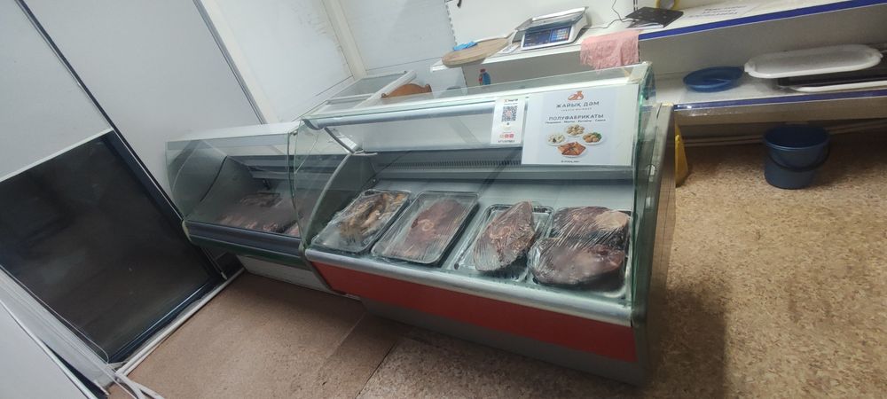 Продам 2 ветринных холодильника состояние хорошее цена 200 за оба