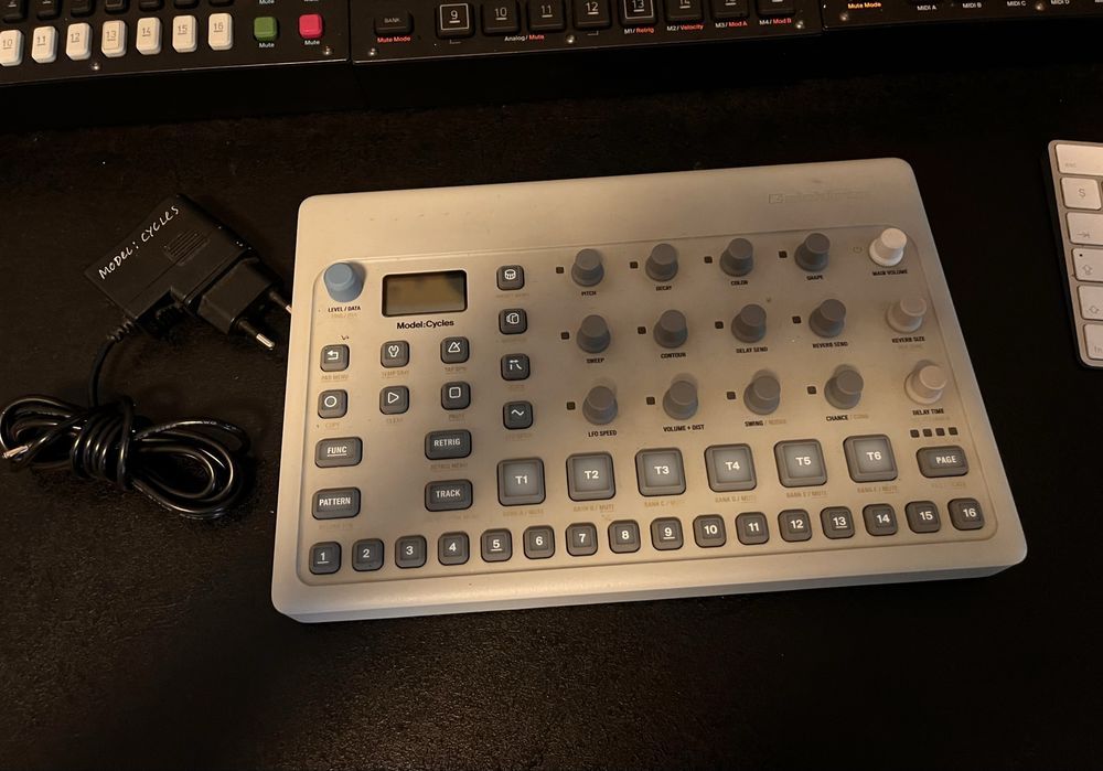 Drum Machine Groovebox Synth Elektron Novation RedSound