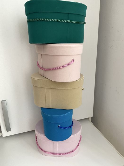 Vand cutiute din catifea pentru cadouri noi