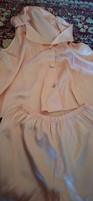 Pijama de vara din satin culoare somon .