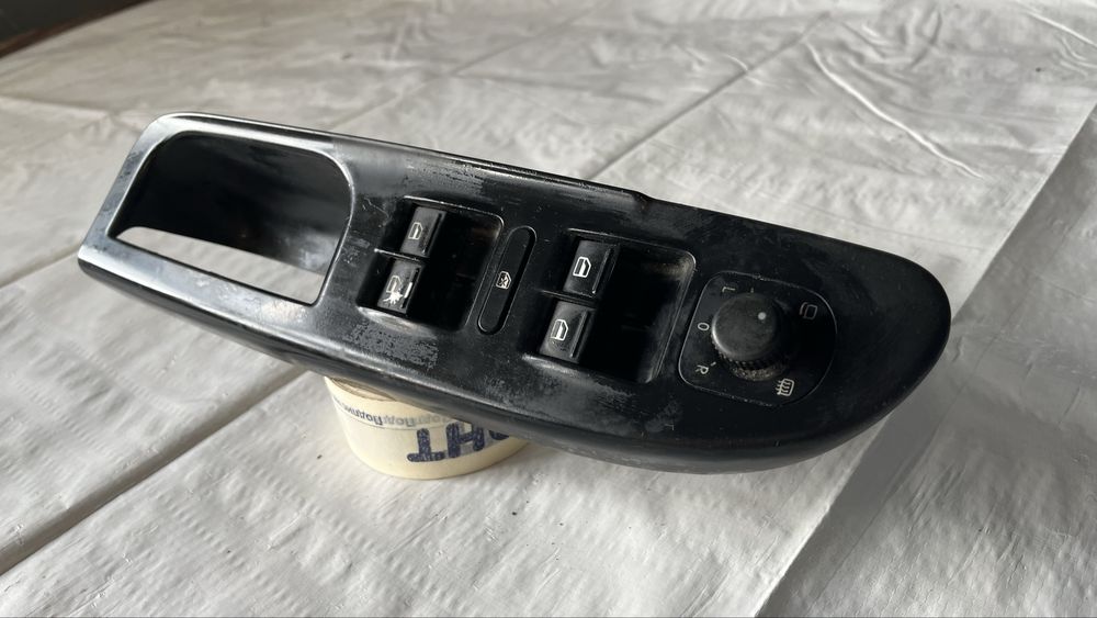 Панел с копчета за стъкла за дясна врата VW Passat B6 (2006-2011)