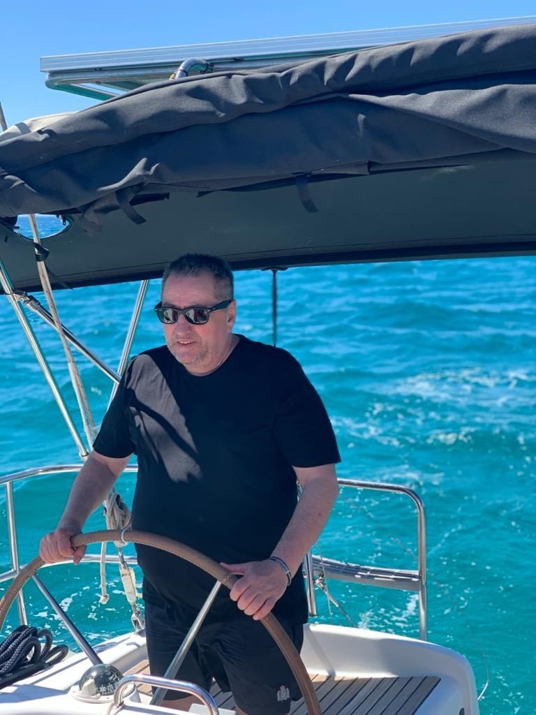 Capitan de yacht navigator mari ocean experienta 17 ani caut angajamen