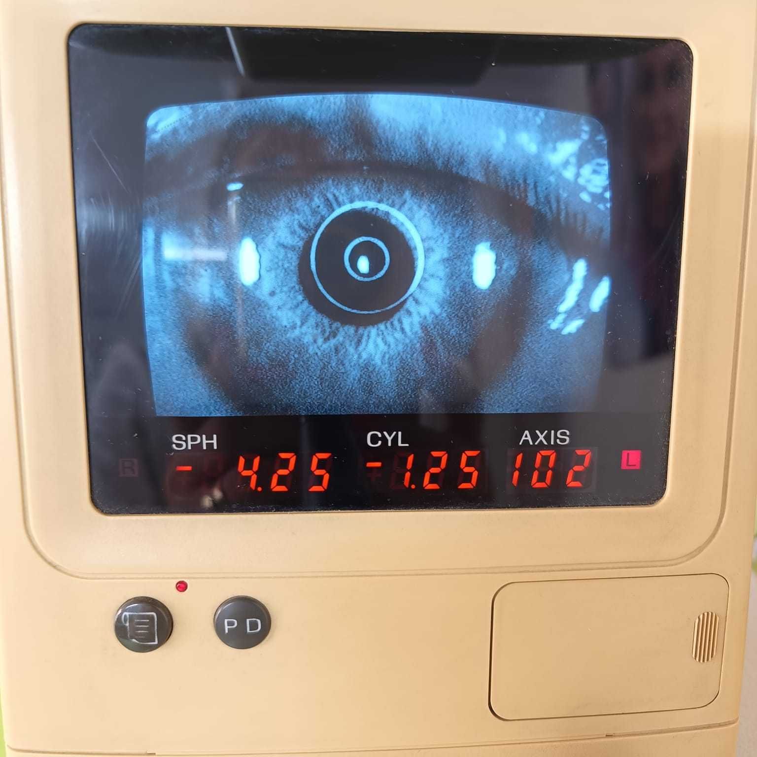 Vând dioptron autorefractrometru Nidek AR800