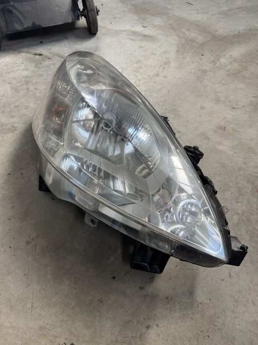 Десен фар -Пежо партнер тепее 2008 год