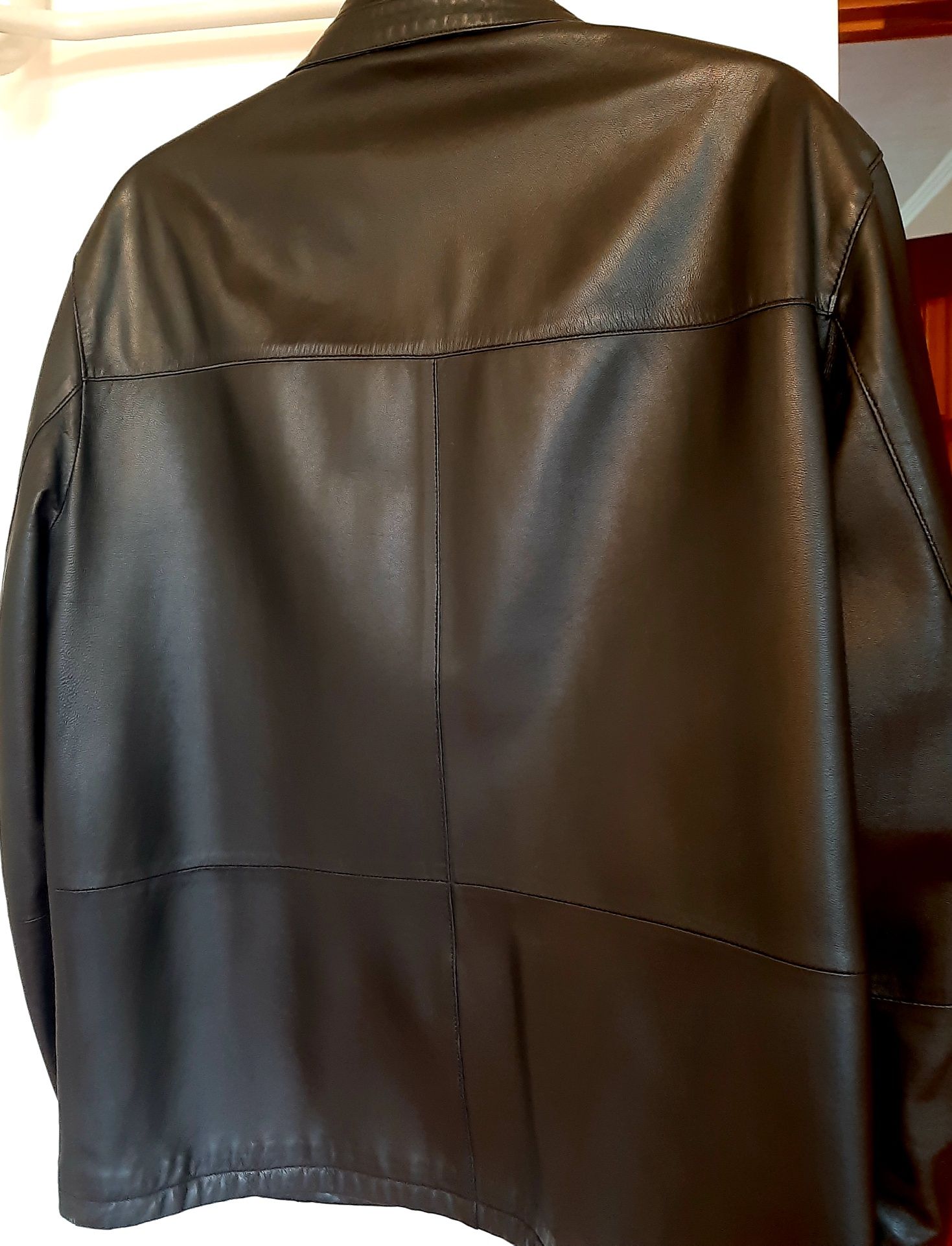 Продам кожаную куртку 54 размера