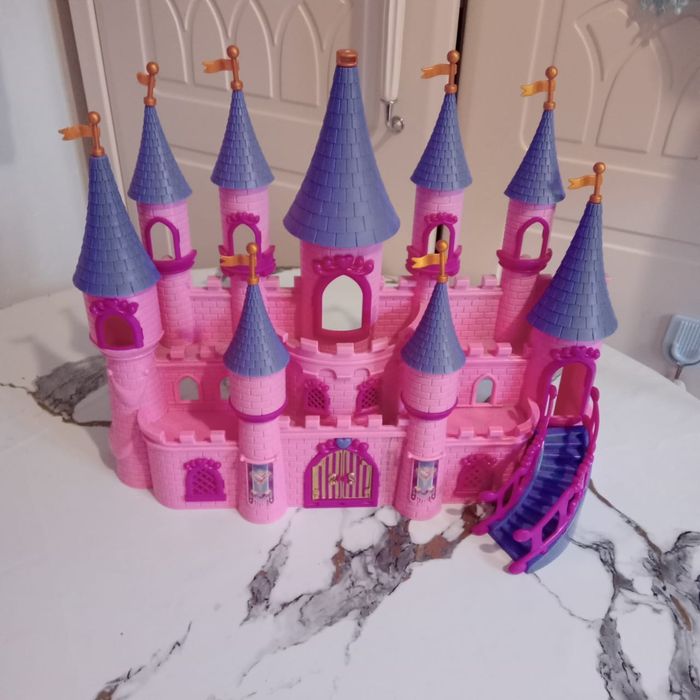 Продам игрушечный замок для девочки.