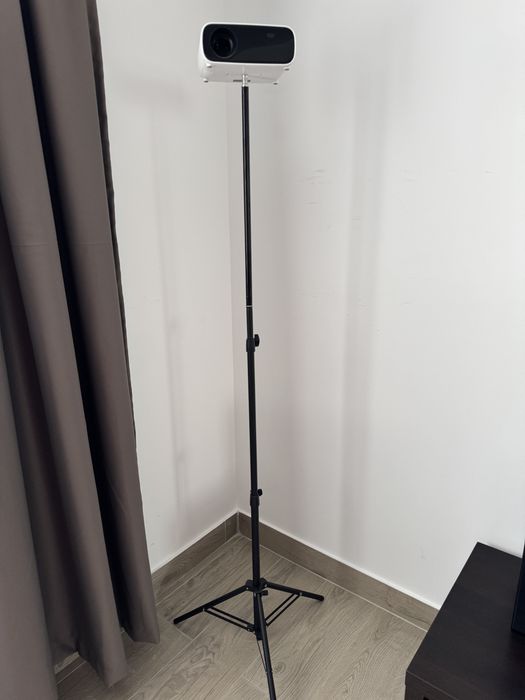 Proiector 4K cu picior telescopic