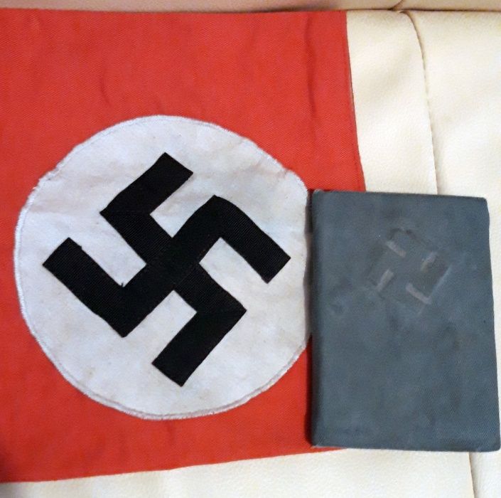Pachet pentru colectionari: Carti rare + insigne, banderola nazista