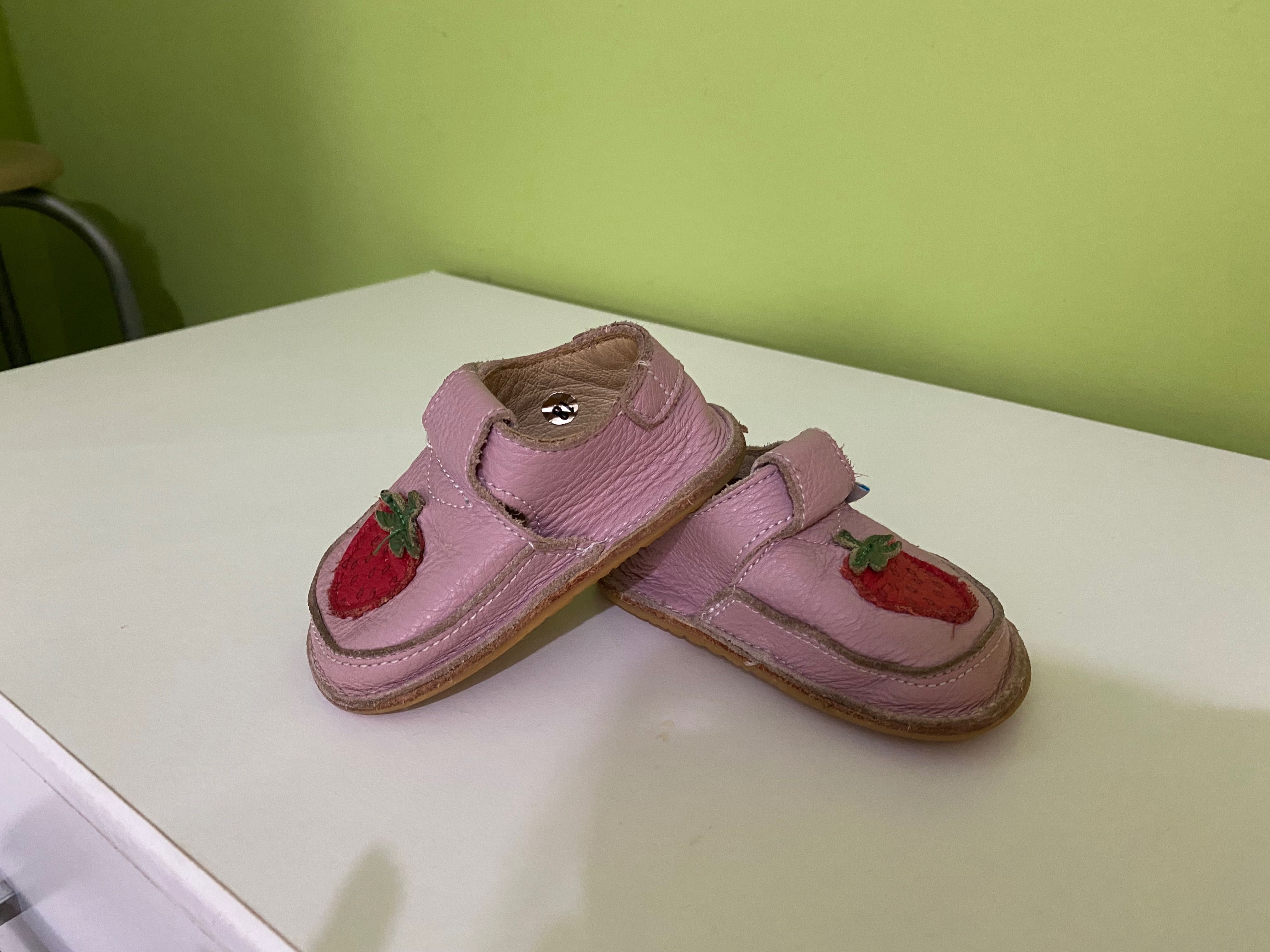 Papucei și sandale fetița