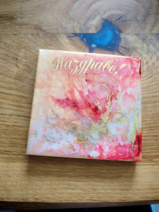 Поставка с послание от масивно дърво и смола