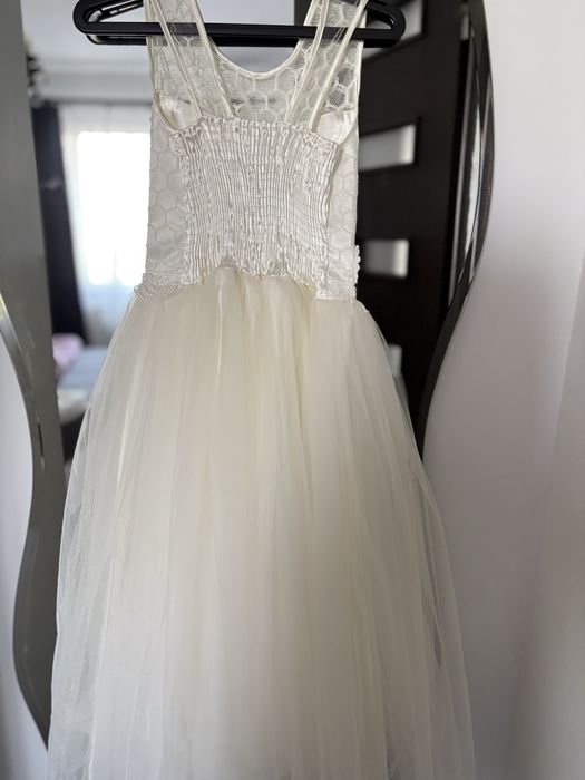 Vand rochie eveniment alba!!Varsta intre 7-9ani