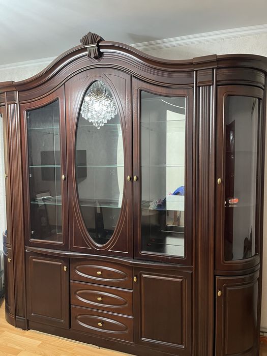 Продам сервант в идеальном состоянии — как новый!