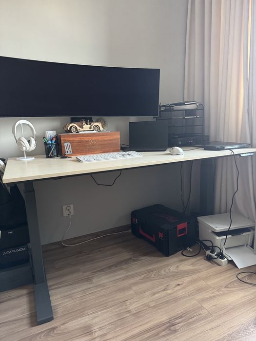 Birou reglabil pe inaltime /Adjustable desk