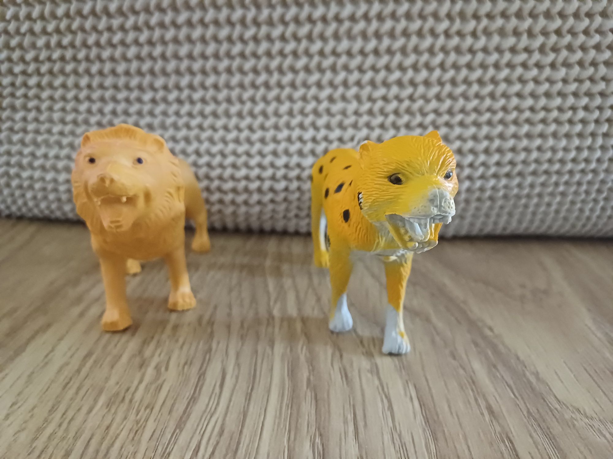 Un leu și un ghepard