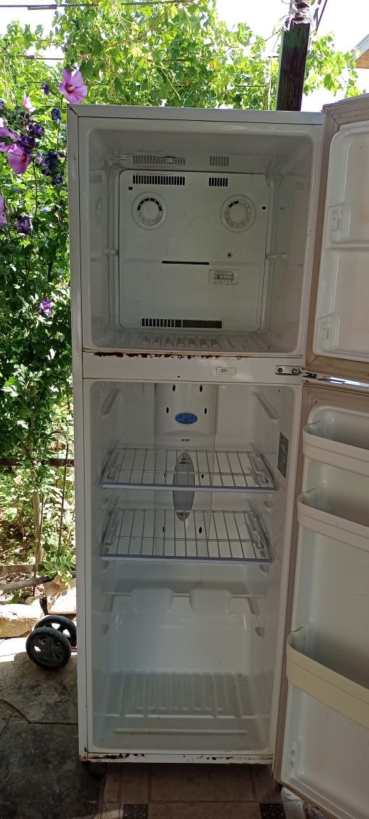 Холодилник LG. Работает
