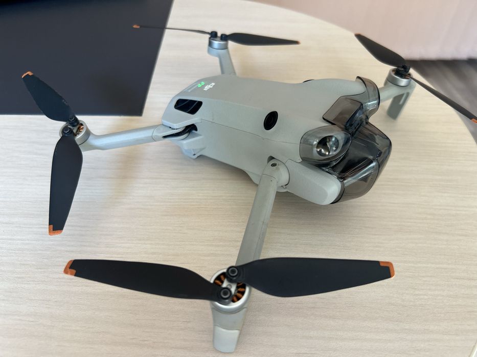 Продавам DJI Mini 4 Pro Fly More Combo