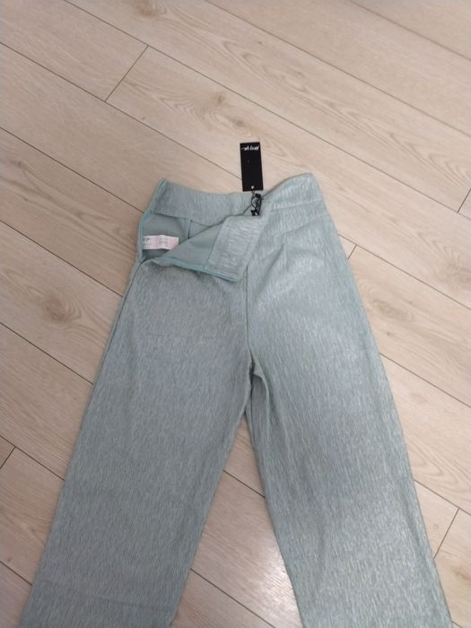 Pantaloni evazați cu talie înaltă