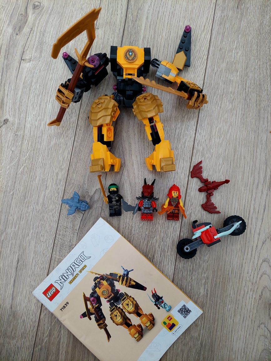Lego Ninjago vehiculele lui Arin