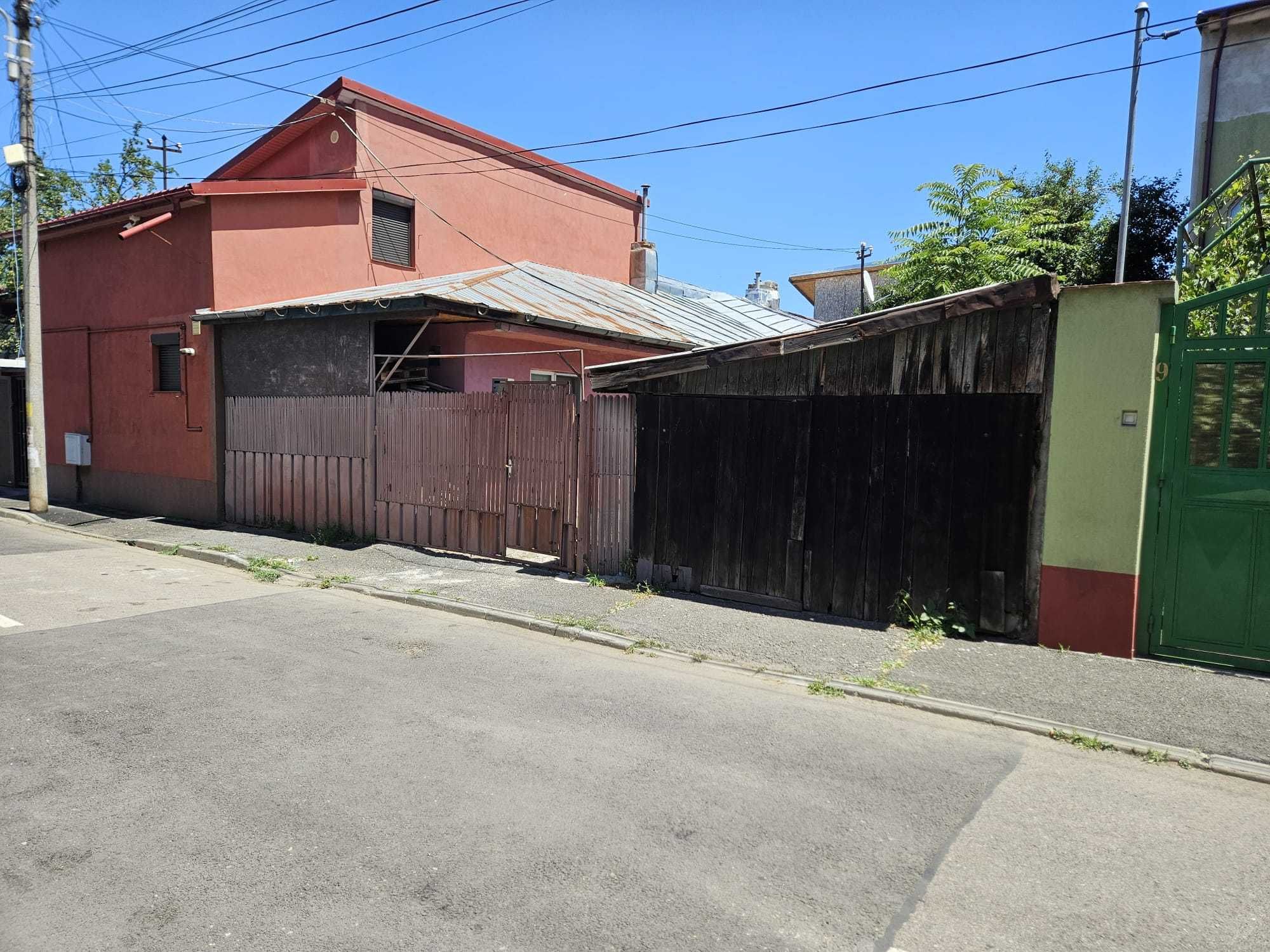 teren  217 mp cu casa demolabila - la aprox 2 km de parcul Tineretului
